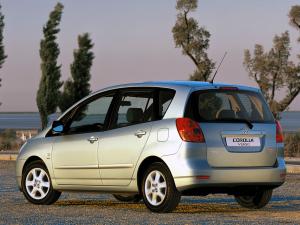 Toyota Corolla Verso 2001-04 2001 года 